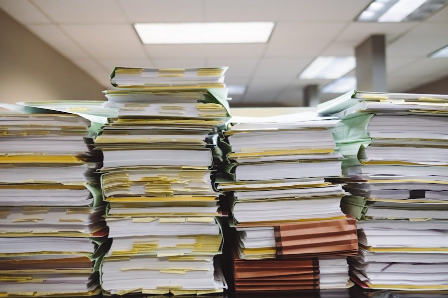 Pilhas de pastas e documentos organizados